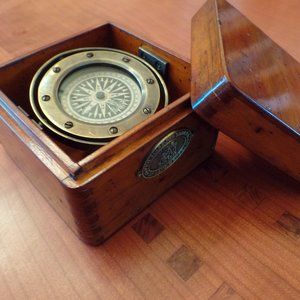 AM- NAUTICAL BRASS COMPASS in wooden case